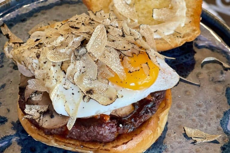 Burgers artesanales en una de las hamburgueserías más chulas de Madrid, Hatillo