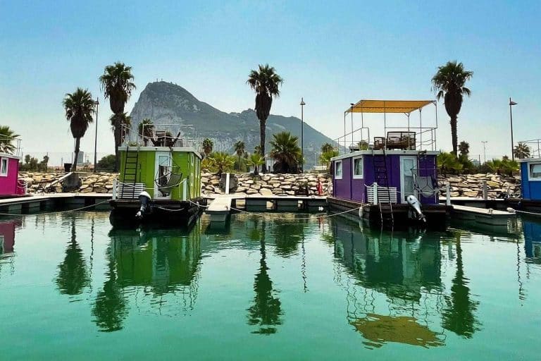 Disfrutar de los beneficios del contacto con el agua hospedado en una casa flotante