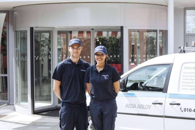 ASSA ABLOY ofrece automatización, mantenimiento y modernización de puertas en edificios para un mayor ahorro energético