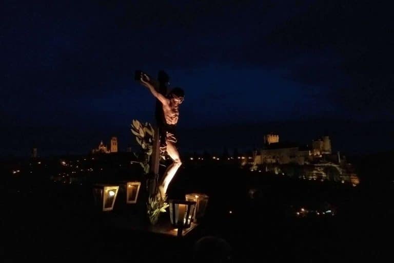 Explorar la Semana Santa de España con Carrera Oficial, una red social para los cofrades