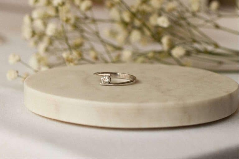 Mimoke ofrece una gama singular de anillos de compromiso de diamantes de laboratorio