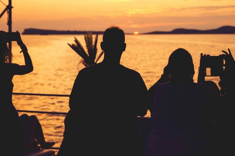 Cruceros con actividades como el paddle surf Ibiza incluidas en Float Your Boat