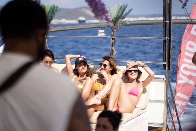 Explorar las calas de la isla es posible a través de la reserva de un crucero por Ibiza