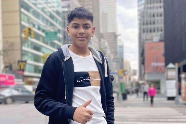 Juanito Arte, un joven artista de 13 años que pinta expresionismo abstracto