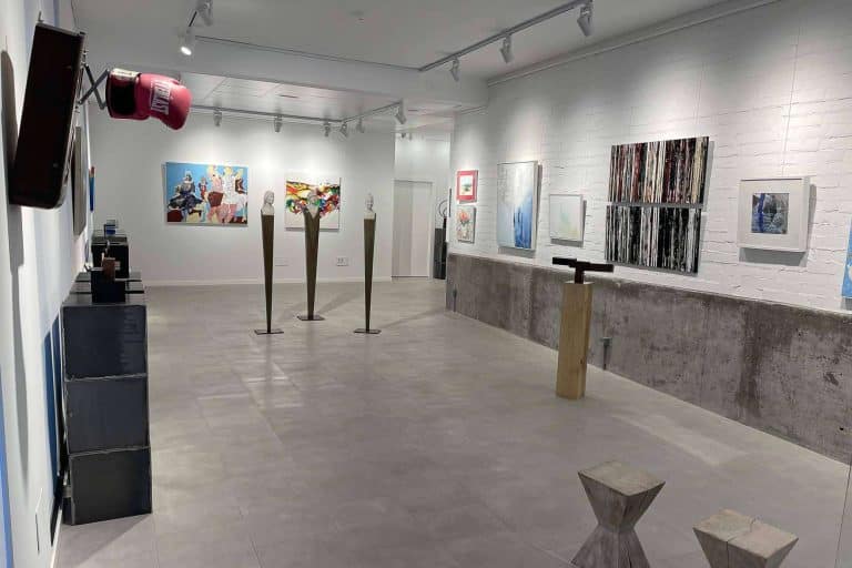 Backyard Arte Gallery acoge a Ronald Quiroz en la exposición Descubriendo