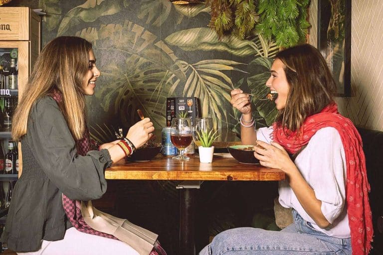 El restaurante Poké Friendly en Madrid, concienciado con el medioambiente, ofrece variedad de sabores gastronómicos