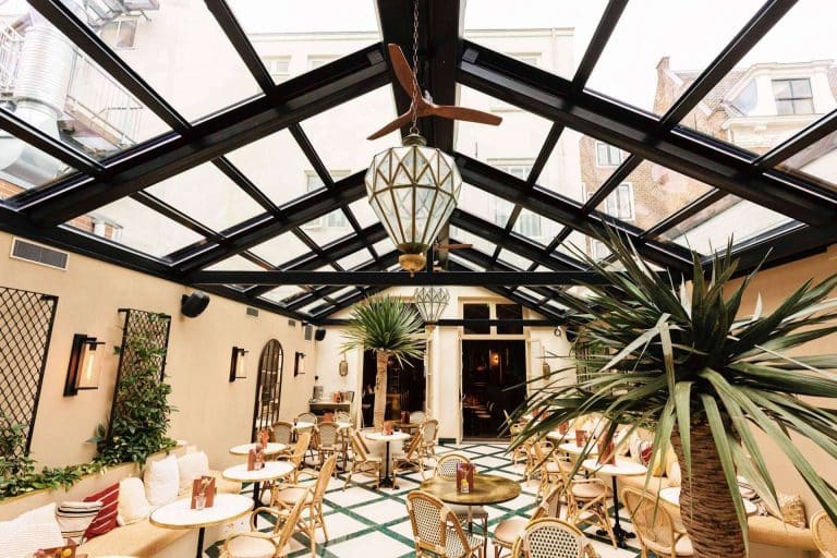 Los techos móviles de la compañía Airclos permiten disfrutar de los patios durante todo el año