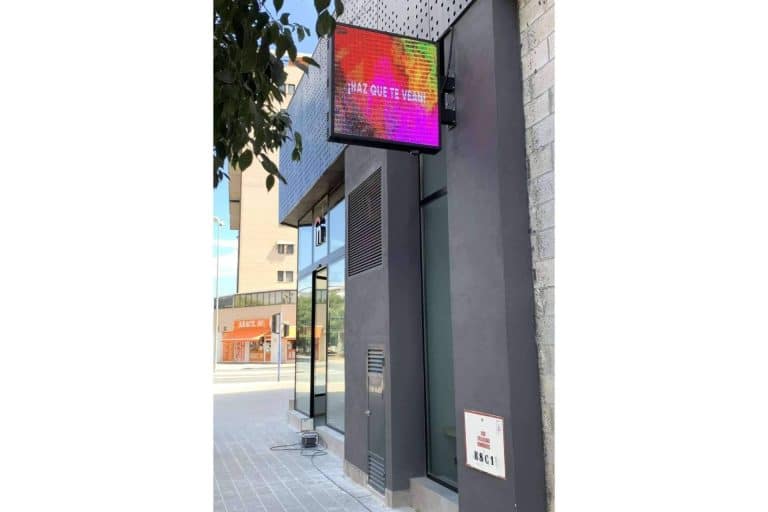 Para la publicidad exterior de hoy, las banderolas electrónicas se posicionan como una herramienta clave