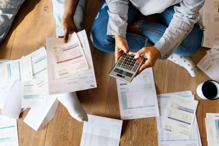 ENRUTATUDEUDA ayuda a un joven comercial de telefonía a liberarse de sus deudas y comenzar una nueva vida