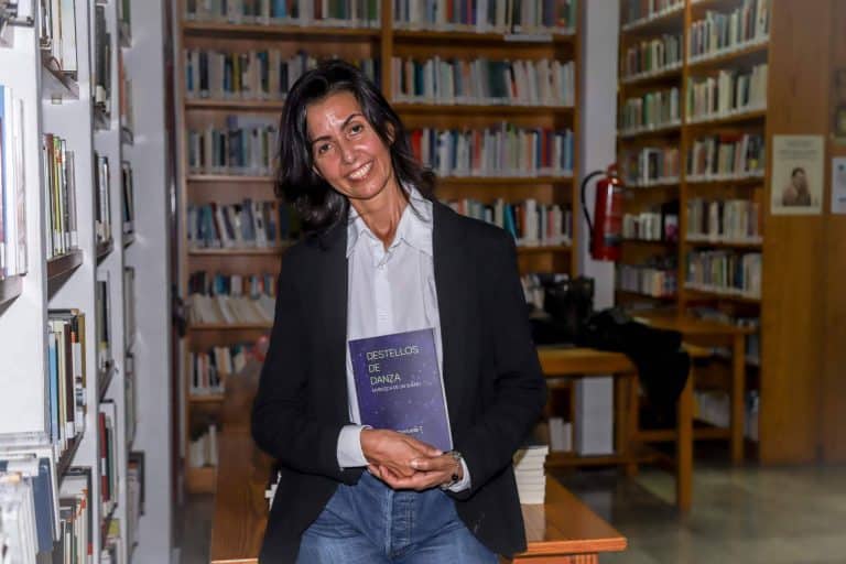 La conocida bailarina, Emmanuela T, reivindica la belleza de la danza, la amistad femenina y el trabajo en equipo en su obra, ‘Destellos de danza’