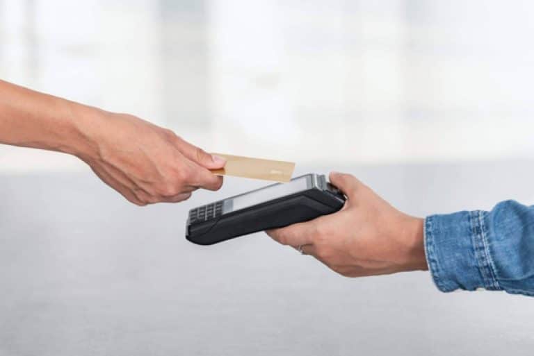 Las diferencias entre una tarjeta revolving y una tarjeta de crédito convencional