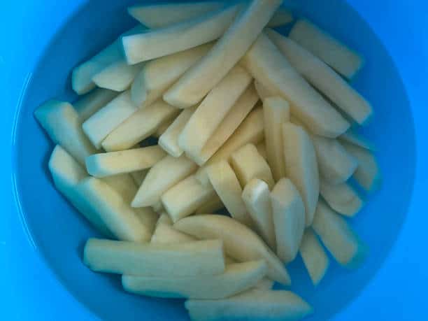 Corta las patatas en tiras uniformes