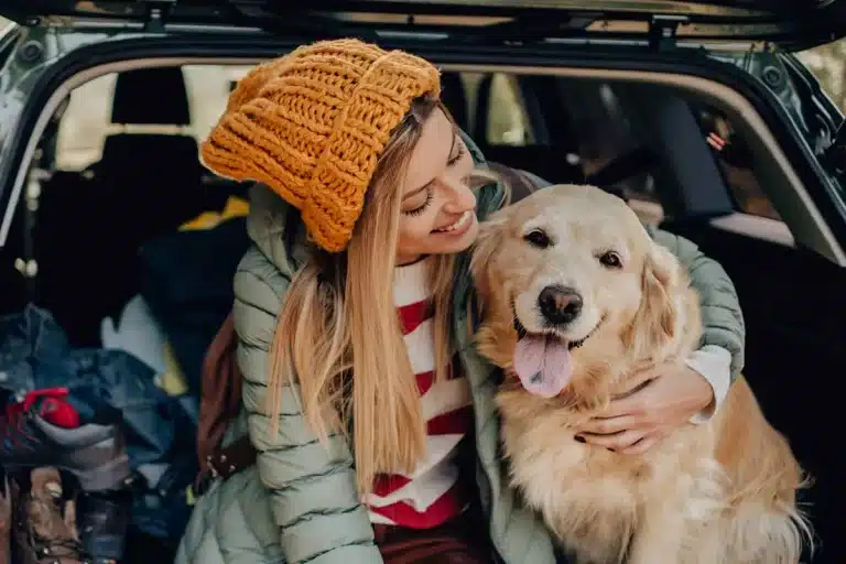 Viajar con perro por España este verano: documentos, transportín y normas que debes conocer