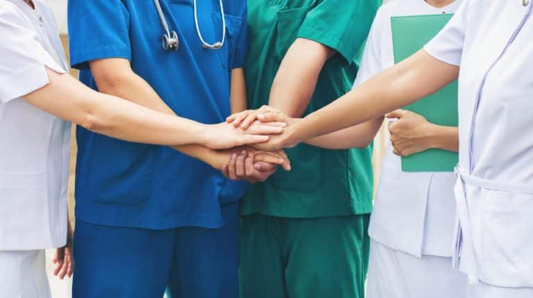 Sanidad recuerda la importancia de seguir trabajando para mejorar la calidad de vida de las personas con Parkinson