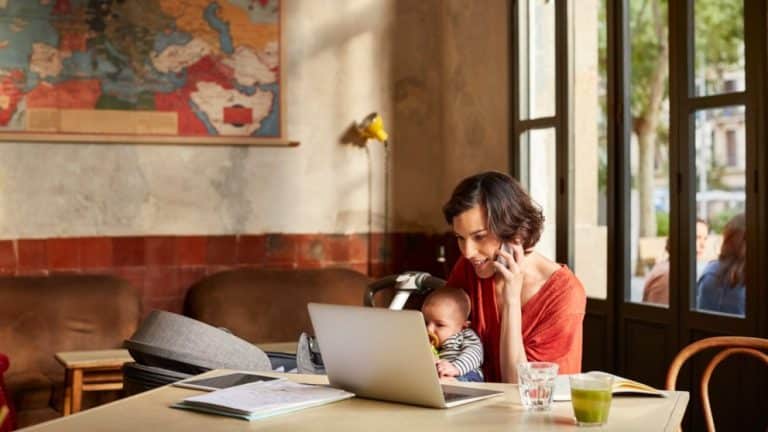 Los españoles, infelices en el trabajo… pero menos que en 2019