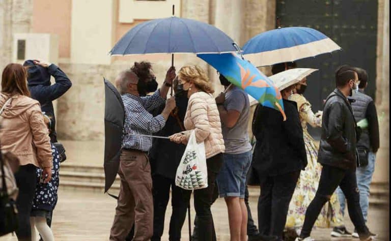 AEMET activa la alerta por tormentas fuertes, granizo y hasta 10 grados menos: colegios cerrados en Valencia