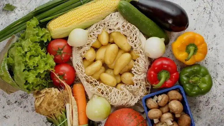 ¿Por qué es mejor no guardar las verduras en bolsa de plástico dentro de la nevera?