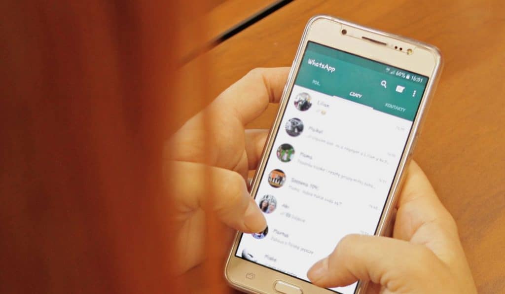 Cómo activar el modo oscuro de WhatsApp en Android 21 whatsapp telefono 1