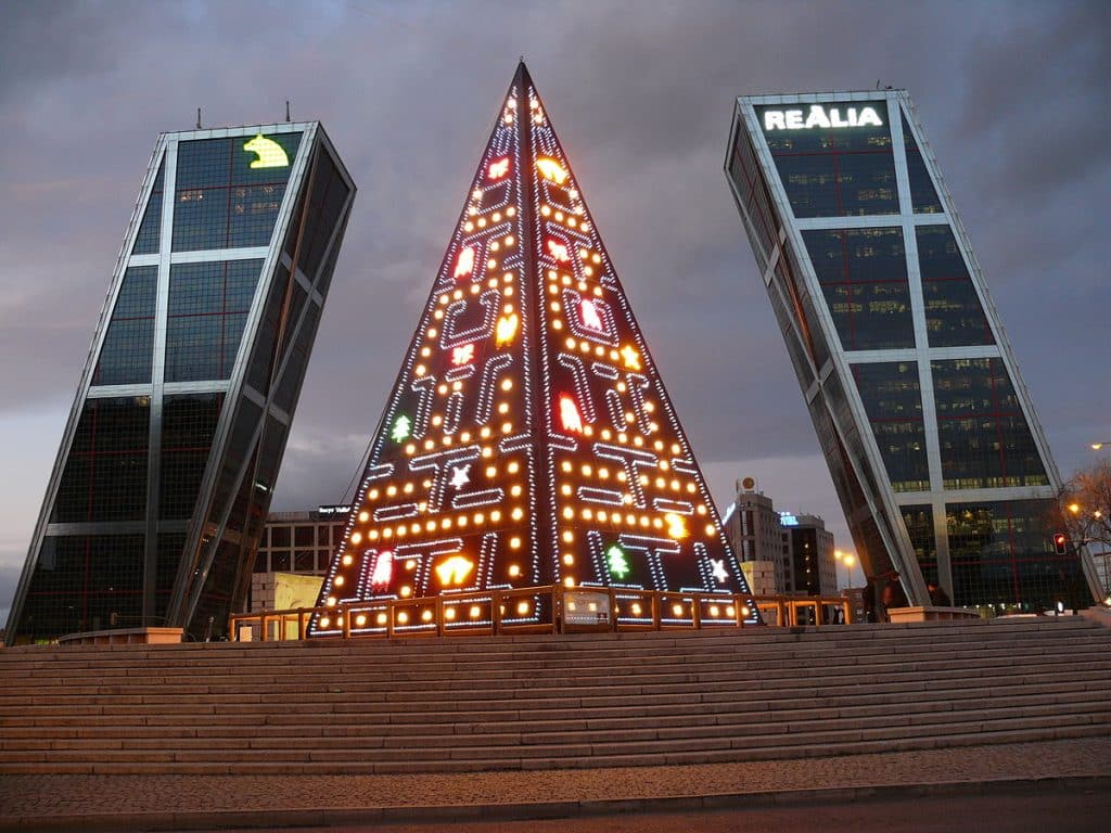 Su fachada refleja los cielos