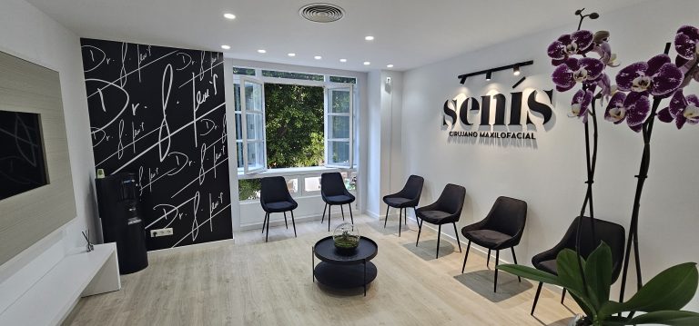 El Dr. Luis Senís, inaugura nueva clínica dental en Valencia
