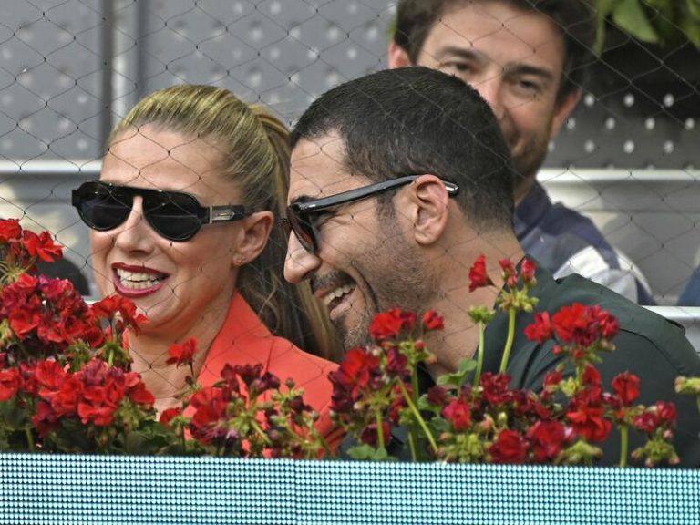 Miguel Ángel Silvestre y Anne Igartiburu, sonrisas, miradas y mucha complicidad en la Caja Mágica