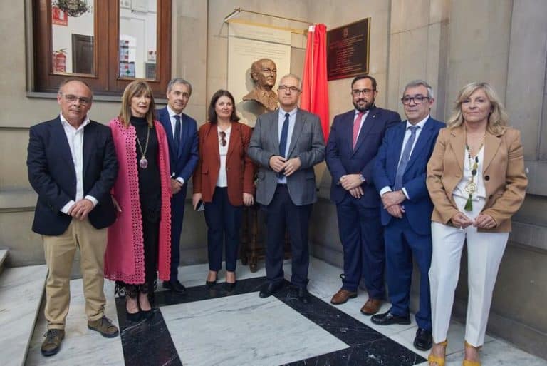 Ayuntamiento de Pamplona recuerda a Tomás Caballero con un busto en su memoria cuando se cumplen 25 años de su asesinato