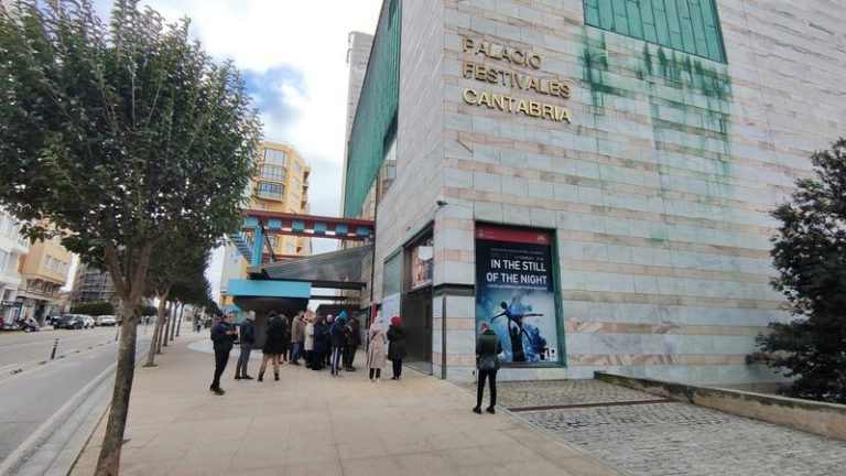 OCU denuncia el cobro de gastos de gestión en las entradas online emitidas por las web oficiales