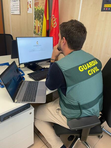 La Guardia Civil investiga a cuatro personas como presuntas autoras de tres delitos de 'sextorsión' en Navarra