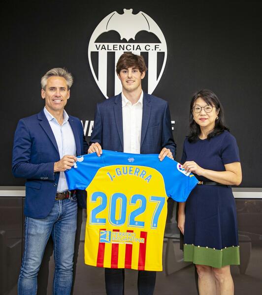Javi Guerra renueva con el Valencia hasta 2027