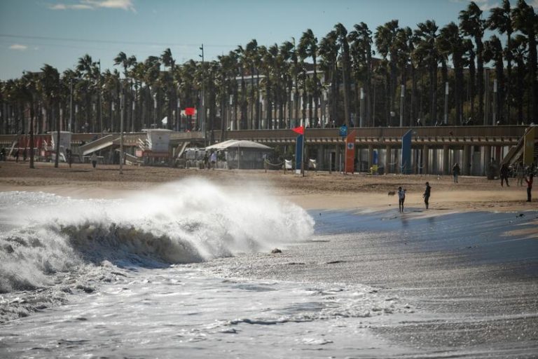 Los intervalos nubosos predominarán con tormentas en el Estrecho y oleaje en Galicia, Cataluña y Baleares