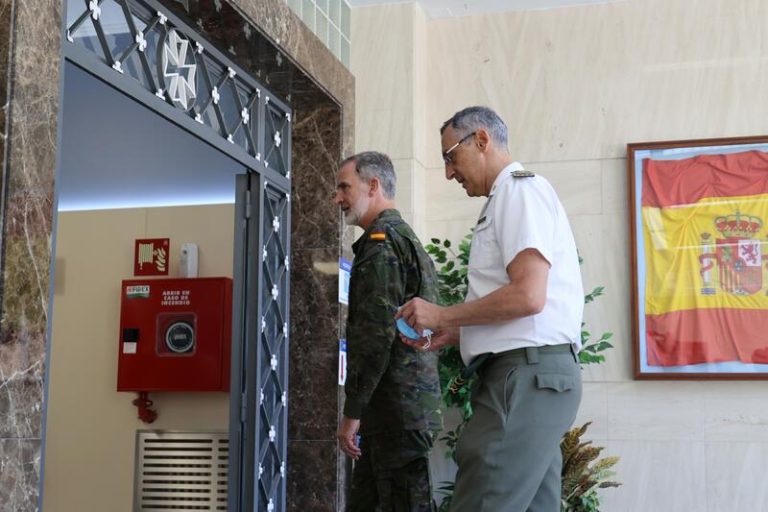 Felipe VI visita a militares ucranianos hospitalizados y a niños malienses en el Hospital de Defensa Orad y Gajías
