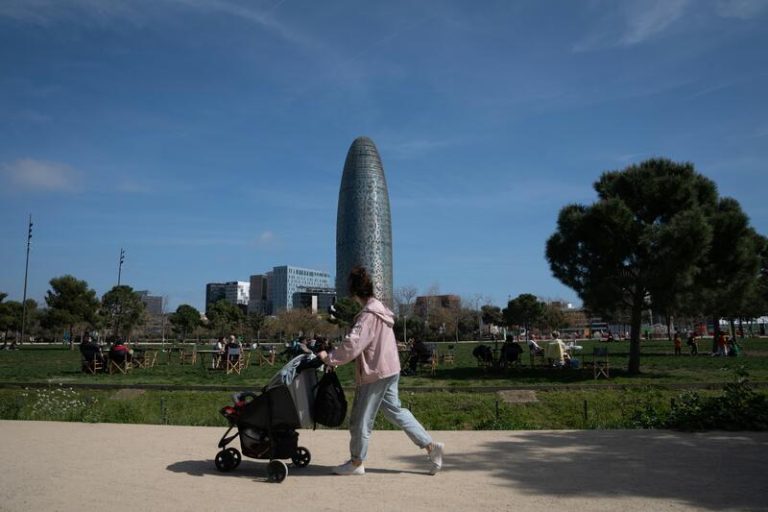 Las mujeres no tuvieron ni un hijo de media en 11 ciudades españolas en 2020 y ninguna gran urbe llegó a 1,8 de media