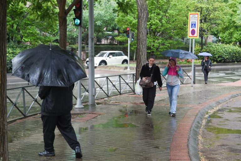El riesgo por lluvias y tormentas se traslada a ambas mesetas pero seguirá el aviso naranja en Valencia