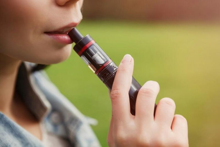 Farmacéuticos alertan de los riesgos de los vapeadores para la salud: 