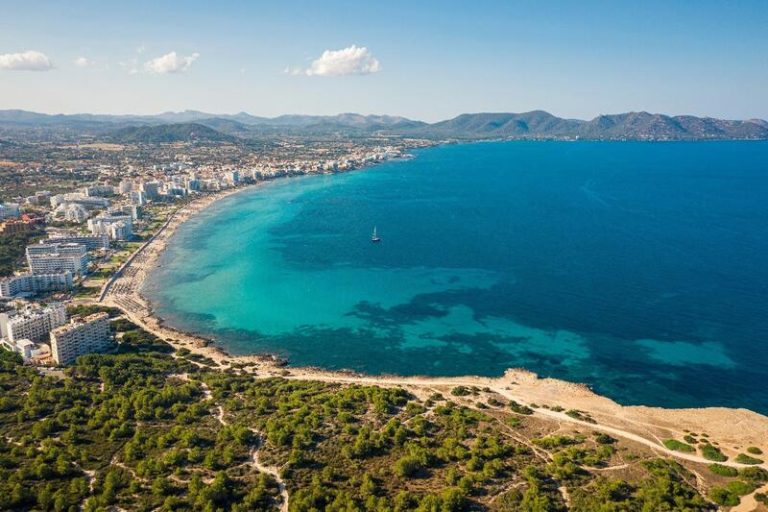 El alquiler en primera línea de playa en agosto cuesta 1.055 euros de media a la semana, un 3,75% más