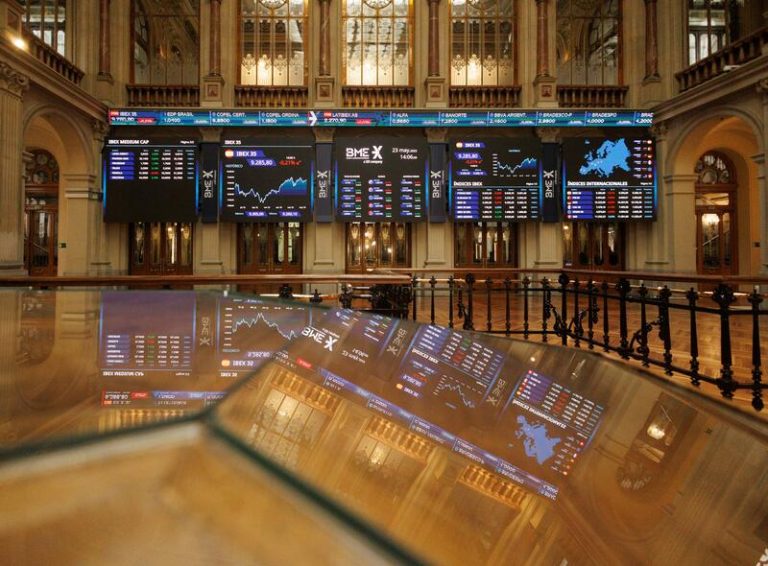 El Ibex cierra con una caída del 1,28%, a medio camino de los 9.000 puntos