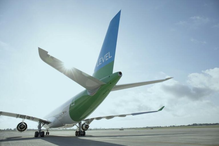 Level reembolsará el vuelo a los clientes llamados a las mesas electorales en julio