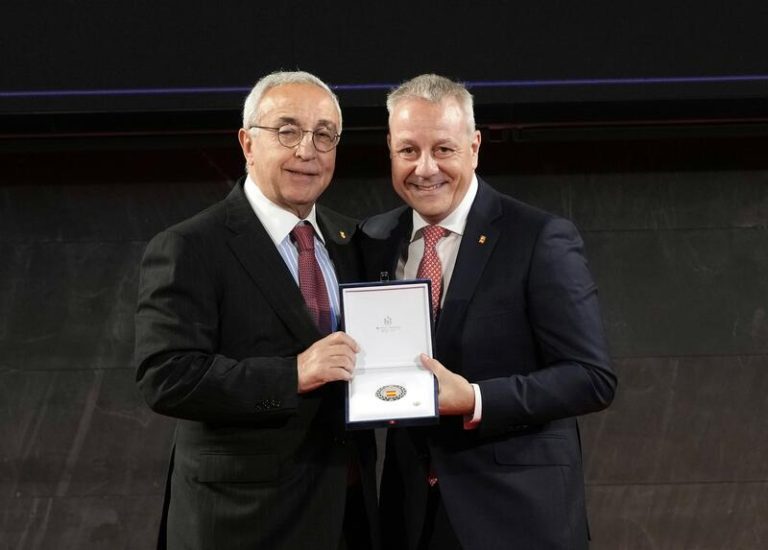 Paco Blázquez recibe la orden olímpica de manos de Alejandro Blanco