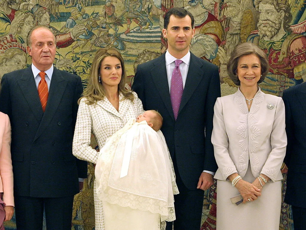 Así ha cambiado el estilo de la reina Letizia en solo diez años 26 El bautizo de la Princesa de Asturias