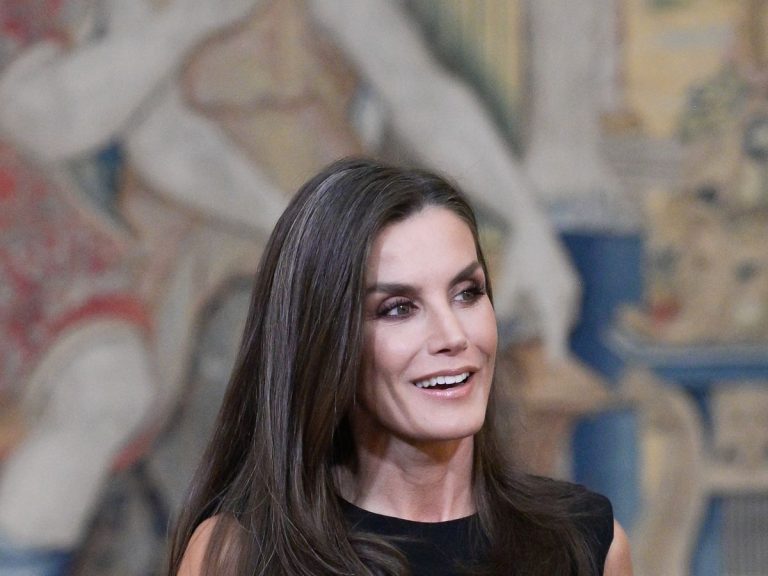 El bolso “tendencia” de la reina Letizia que puedes encontrar idéntico en Zara