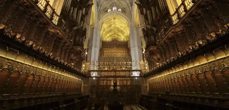 Visita nocturna a la Catedral de Sevilla: la proyección sobre el Retablo Mayor que te dejará sin palabras