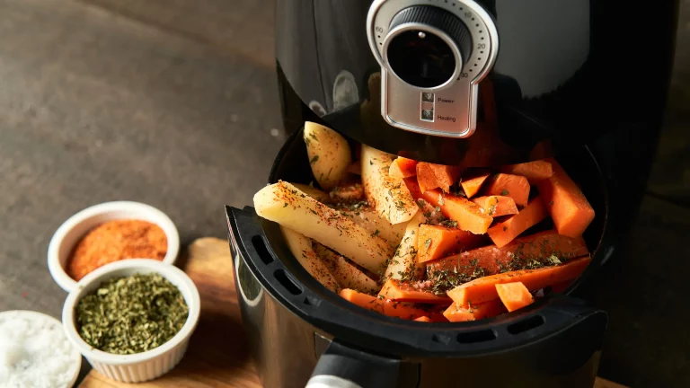 7 alimentos que jamás debes usar en una freidora de aire