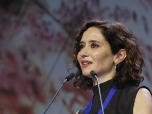 Ayuso da el "sorpasso" a Feijóo en su "popularidad" de Internet