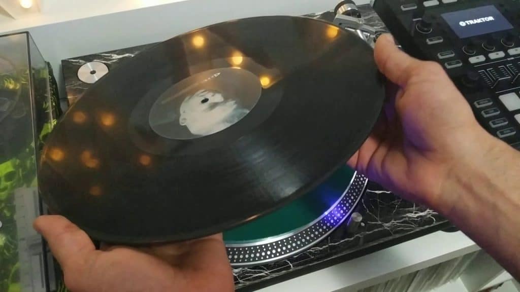 ¿Cómo puedo saber si un vinilo está sucio?