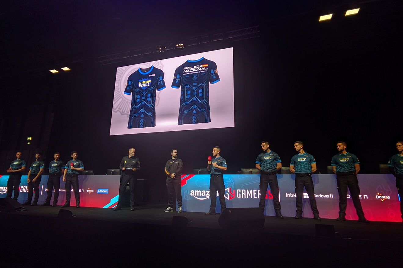 Cazan a dos policías nacionales jugando a los marcianitos en acto de servicio Cazan a dos policías nacionales jugando a los