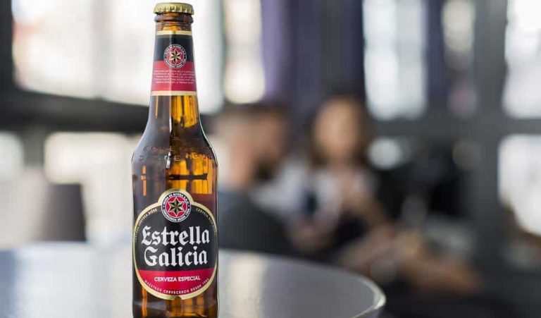 Estrella Galicia responde en Twitter a quienes le echan hielo a la cerveza