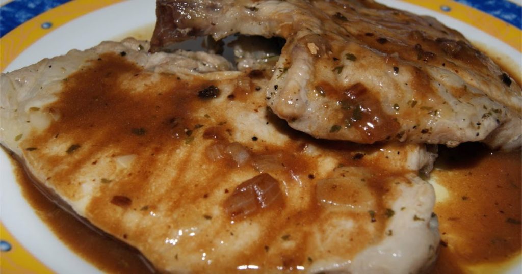 ¿Cuáles son los Ingredientes para unas chuletas en salsa al vino blanco con puré de patatas para 4 personas?