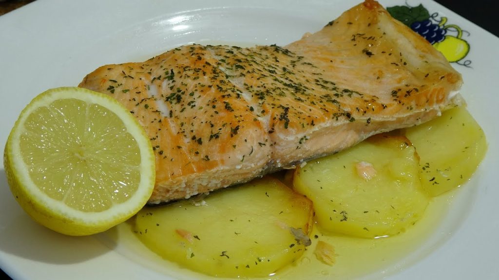 El salmón al horno con patatas es una receta fácil y deliciosa