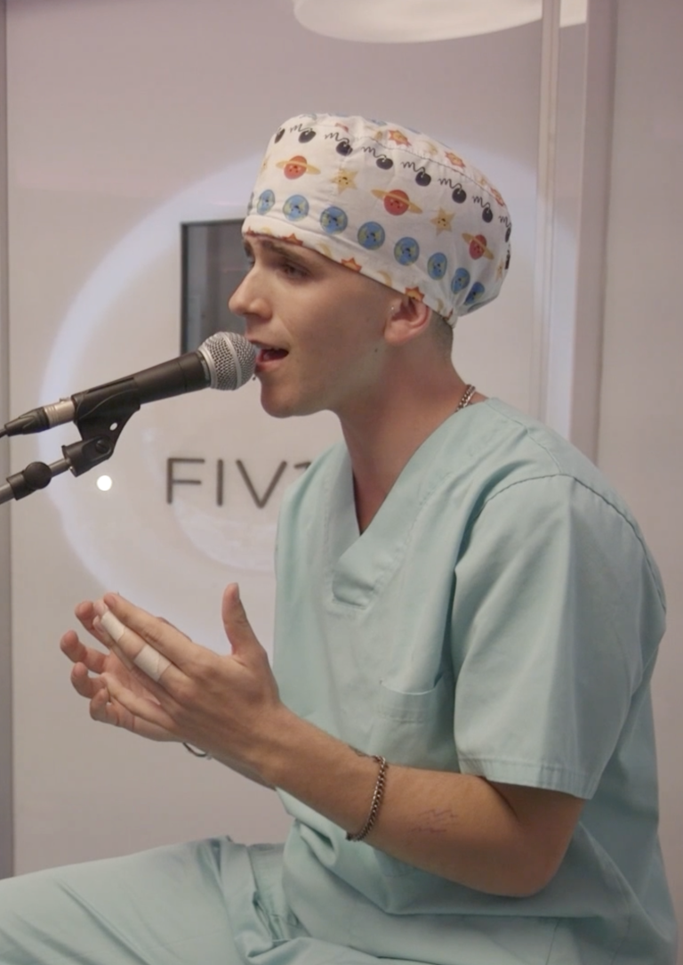 El cantante trans Hugo Marlo actúa en Institut Marquès para reivindicar la diversidad familiar