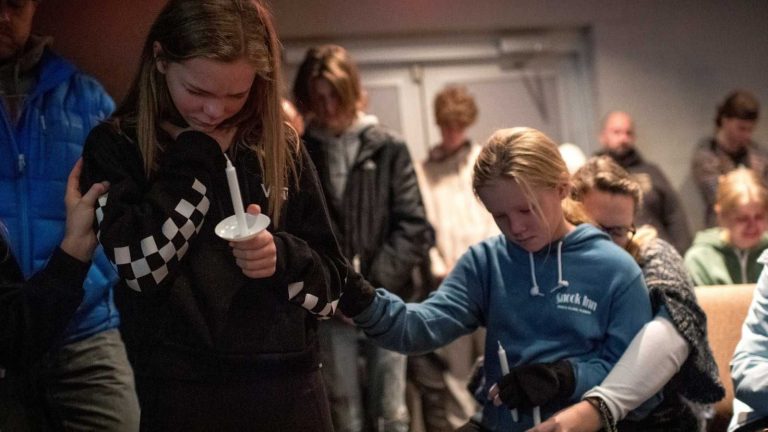 El espeluznante vídeo viral en el que una joven casi recibe un martillazo en la cabeza